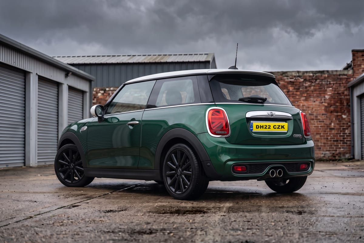 MINI Cooper S 3-Door Sport Manual, rear three-quarter view
