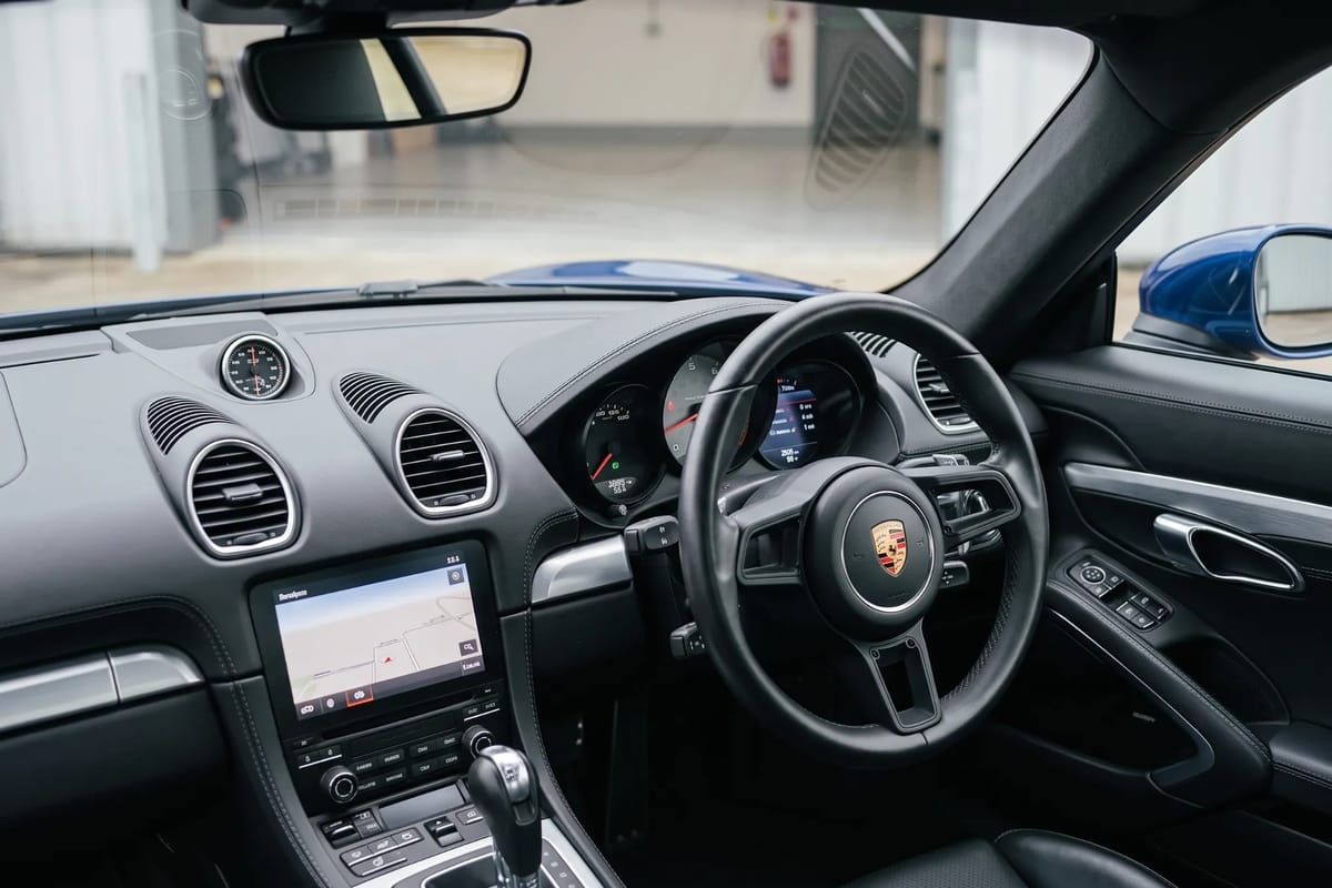 Porsche 718 Cayman 2.0 Manual dashboard, instruments and centre console