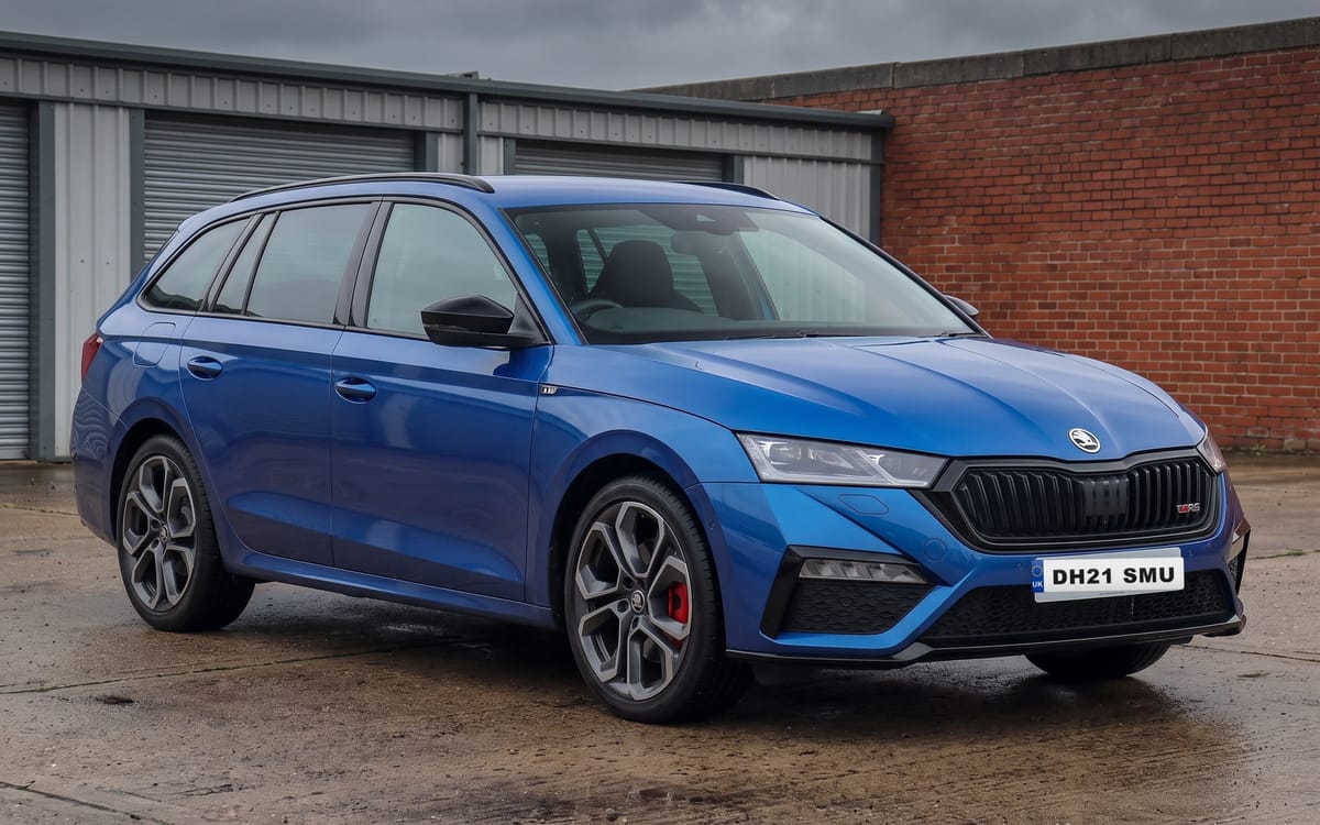 Škoda Octavia vRS 2.0 TSI Estate Manual in Race Blue Metallic, front three-quarter view