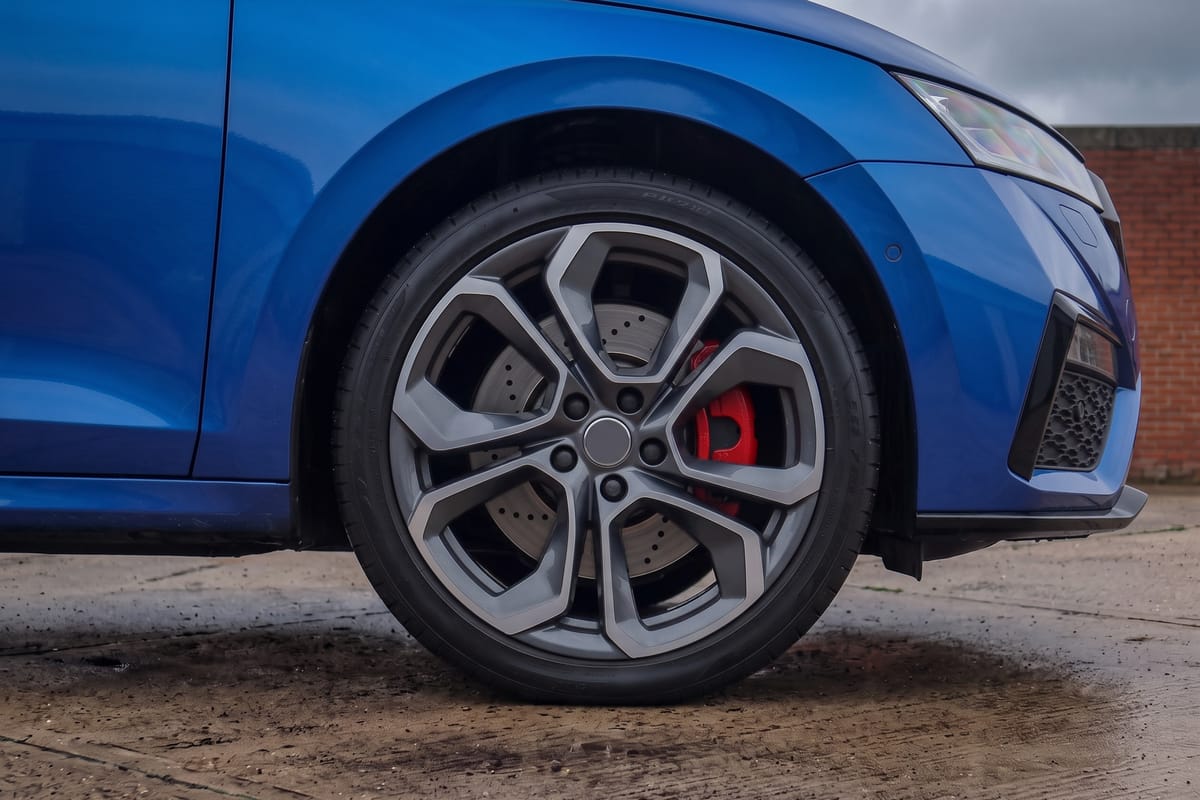 Škoda Octavia vRS 2.0 TSI Estate Manual alloy wheel and brake detail