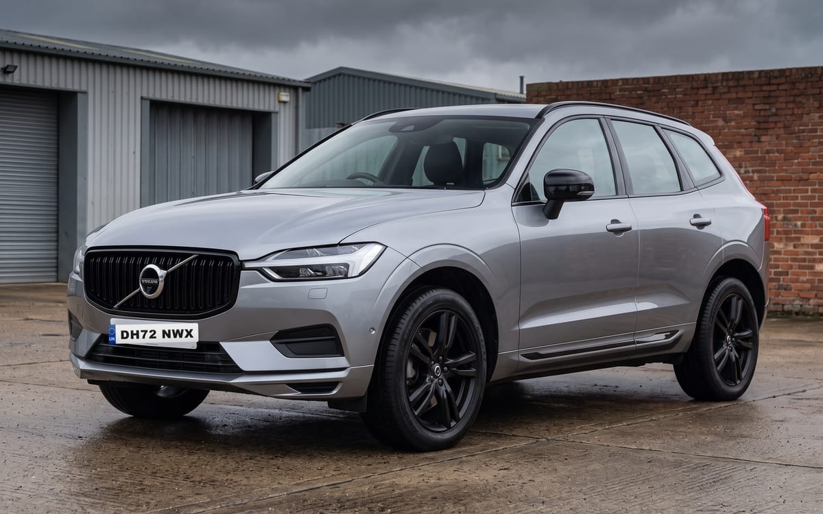 Volvo XC60 B5 Plus Dark AWD in Platinum Grey Metallic, front three-quarter view