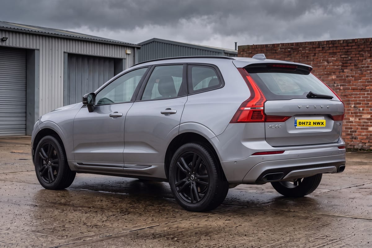 Volvo XC60 B5 Plus Dark AWD, rear three-quarter view