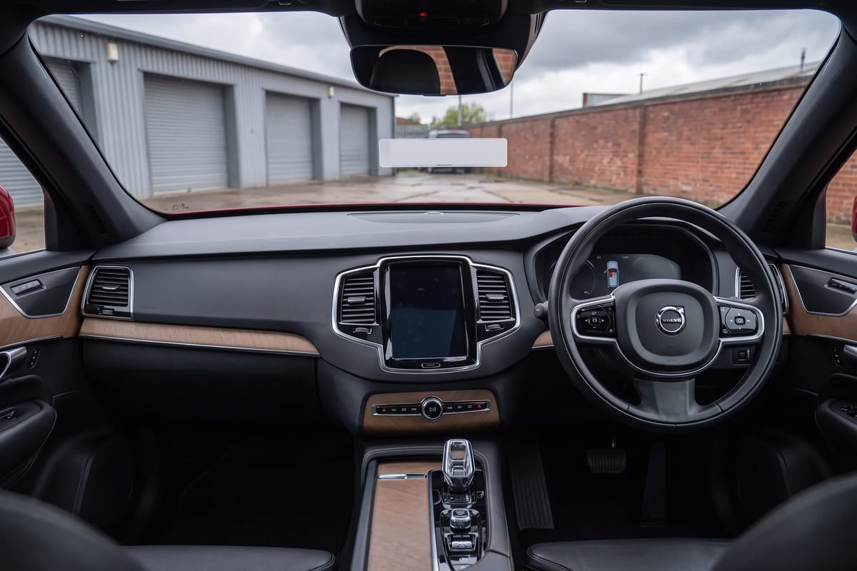 Volvo XC60 B5 Plus Dark AWD dashboard, instruments and centre console