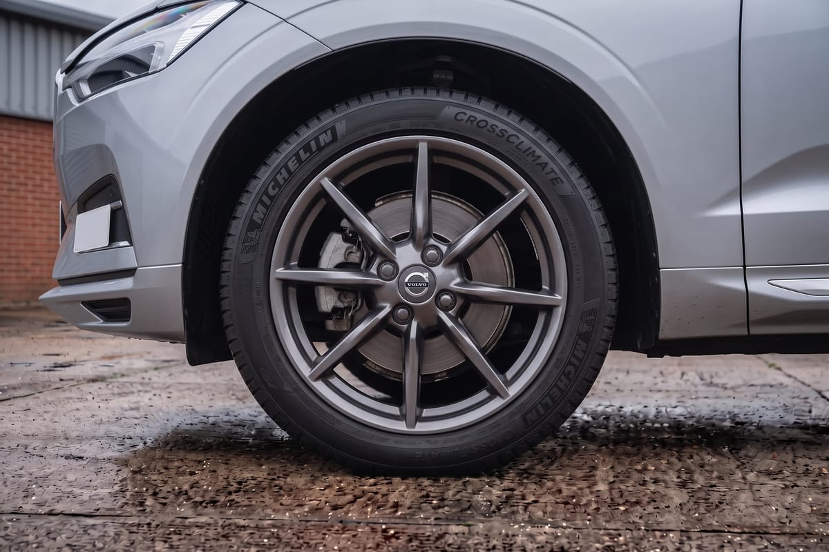 Volvo XC60 B5 Plus Dark AWD alloy wheel and brake detail